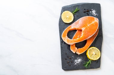 İçinde malzeme olan taze çiğ somon filetosu bifteği.