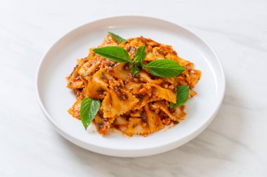 Fesleğenli farfalle makarna ve domates soslu sarımsak - İtalyan sosu