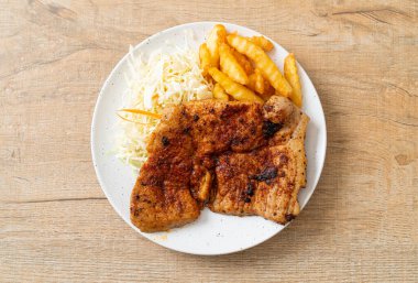 Izgara ızgara ızgara Kurobuta domuz bifteği ve patates kızartması.