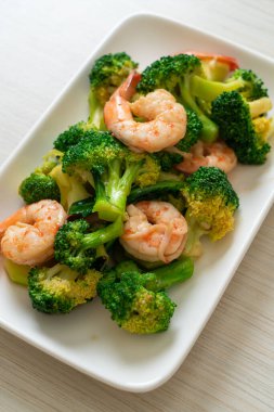 Karidesli kızarmış brokoli. Ev yapımı.