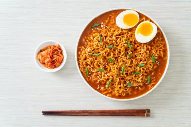 Ramyeon ya da yumurtalı Kore eriştesi Kore yemeği tarzı.