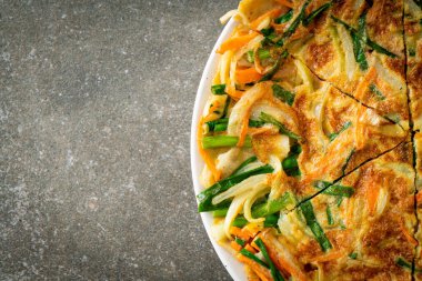 Pajeon veya Kore gözlemesi veya Kore pizzası - Asya yemeği tarzı