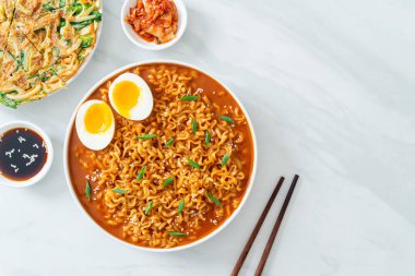 Ramyeon ya da yumurtalı Kore eriştesi Kore yemeği tarzı.