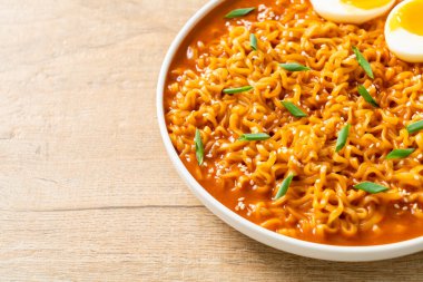 Ramyeon ya da yumurtalı Kore eriştesi Kore yemeği tarzı.