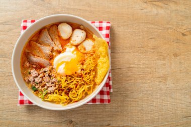 Baharatlı çorbada köfte ve domuz etli erişte mi yoksa Asya usulü Tom Yum Erişte mi?