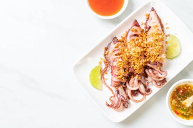 Sarımsaklı kızarmış kalamar - deniz ürünleri tarzı.