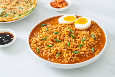 Ramyeon ya da yumurtalı Kore eriştesi Kore yemeği tarzı.