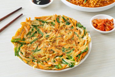 Pajeon veya Kore gözlemesi veya Kore pizzası - Asya yemeği tarzı