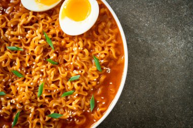 Ramyeon ya da yumurtalı Kore eriştesi Kore yemeği tarzı.
