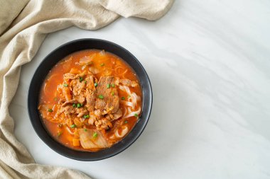 Kore udon eriştesi ve kimchi çorbası, Asya usulü.