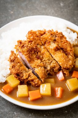 Körili ve pirinçli kızarmış domuz pirzolası. Japon usulü.