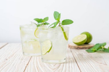 Naneli buzlu limonlu soda, ferahlatıcı içecek.