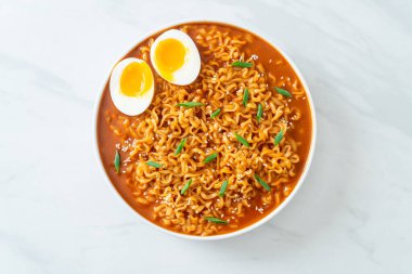 Ramyeon ya da yumurtalı Kore eriştesi Kore yemeği tarzı.