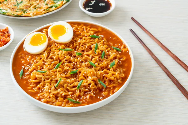 Ramyeon Atau Instan Korea Dengan Telur Gaya Makanan Korea — Stok Foto
