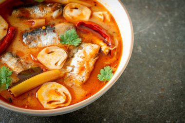 Tom Yum baharatlı çorbada uskumru konservesi - Asya usulü