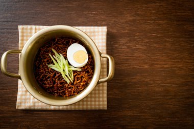 Kore fasulye soslu Anında Erişte salatalık ve haşlanmış yumurta (Jajangmyeon veya Jjajangmyeon) - Kore yemek tarzı