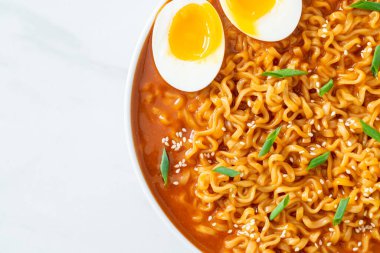 Ramyeon ya da yumurtalı Kore eriştesi Kore yemeği tarzı.