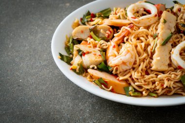 Anında baharatlı erişte salatası ve karışık et. Asya yemeği tarzı.