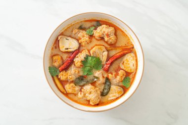 Mantarlı baharatlı domuz çorbası - Tom Yum - Asya usulü