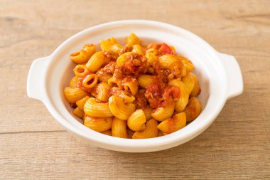 Domates soslu makarna ve kıymalı domuz eti, Amerikan usulü pirzola, Amerikan usulü gulaş.