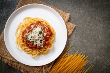 Spagetti bolonez domuz eti ya da kıymalı domates soslu spagetti İtalyan yemeği tarzı.