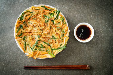 Pajeon veya Kore gözlemesi veya Kore pizzası - Asya yemeği tarzı