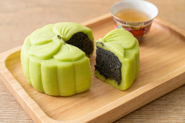 Chinesischer Mondkuchen Grüntee Geschmack Mit Tee Auf Holzteller — Stockfoto