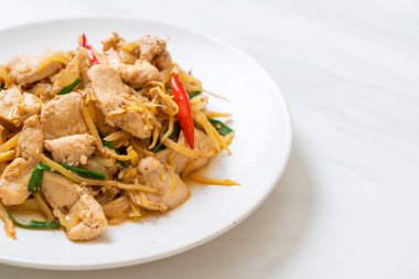 Zencefilli kızarmış tavuk. Asya usulü.