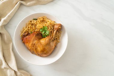 Kurutulmuş erişte ve haşlanmış tavuk kasesi. Asya usulü.