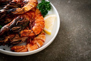 Izgara kaplan karidesi ya da limonlu karides.