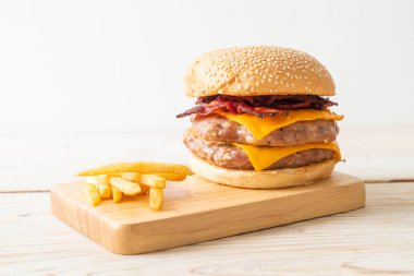 Domuz burger veya peynirli domuz burger, domuz pastırması ve patates kızartması.