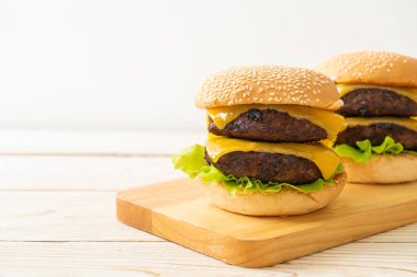 Peynirli hamburger veya sığır burger - sağlıksız yemek tarzı