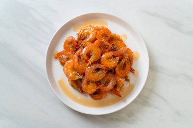 Tatlı karides, balık soslu ve şekerli Tayland yemeğidir. Asya usulü.