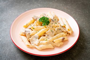 İtalyan usulü mantarlı makarna ve krema sosu.