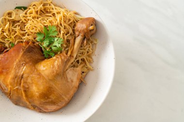 Kurutulmuş erişte ve haşlanmış tavuk kasesi. Asya usulü.