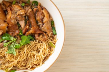 Kahverengi çorbada domuz budu çorbası, Asya yemeği tarzı.