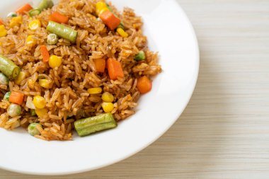 Yeşil bezelyeli kızarmış pirinç, havuç ve mısır - vejetaryen ve sağlıklı gıda tarzı