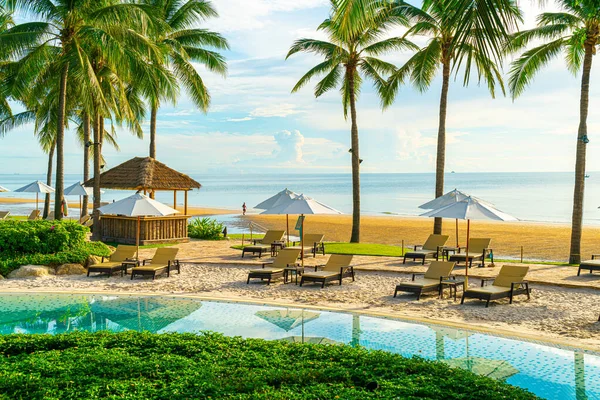 Belo Guarda Chuva Luxo Cadeira Redor Piscina Exterior Hotel Resort — Fotografia de Stock