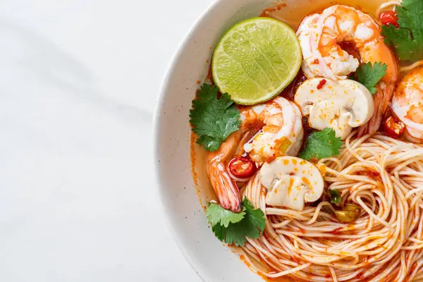 Fideos Con Sopa Picante Camarones Tazón Blanco Tom Yum Kung — Foto de Stock