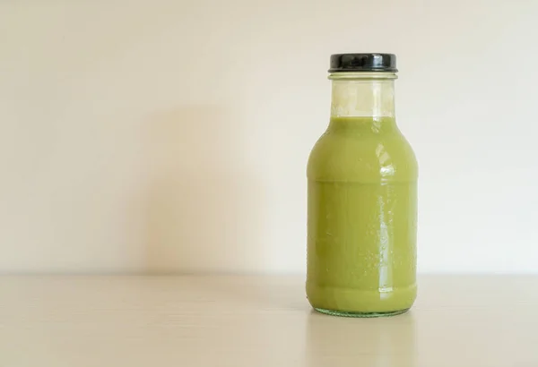 Маття Зеленый Чай Латте Стеклянной Бутылке Столе — стоковое фото