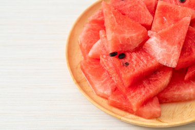 Tahta tabakta dilimlenmiş taze karpuz