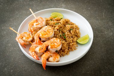 Kızarmış pirinç ve karides şişi.