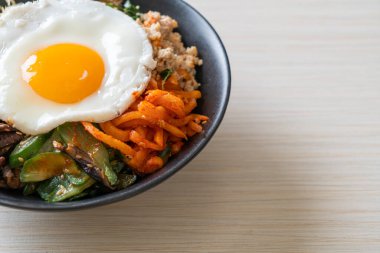 Bibimbap, Kore baharatlı salata pilav ve sahanda yumurta. Geleneksel Kore yemeği tarzı.