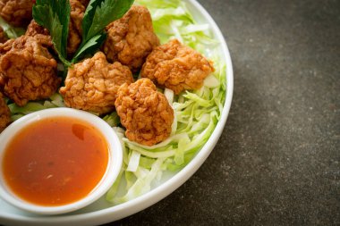 Baharatlı soslu haşlanmış karides topları.