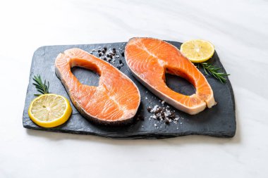 İçinde malzeme olan taze çiğ somon filetosu bifteği.