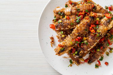 Kızarmış Mantid Karidesi ya da Acılı ve Tuzlu Kerevit Deniz Ürünleri Stili