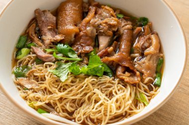 Kahverengi çorbada domuz budu çorbası, Asya yemeği tarzı.