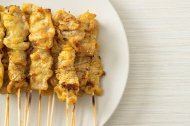 Fıstık soslu domuz eti turşusu salatalık dilimleri ve sirkeli soğan Asya yemeği tarzı.