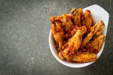 Beyaz kasede kızarmış tavuk kanadı.