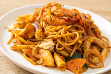 Karıştırılmış Tom Yum deniz ürünleri kurutulmuş spagetti - Füzyon gıda tarzı